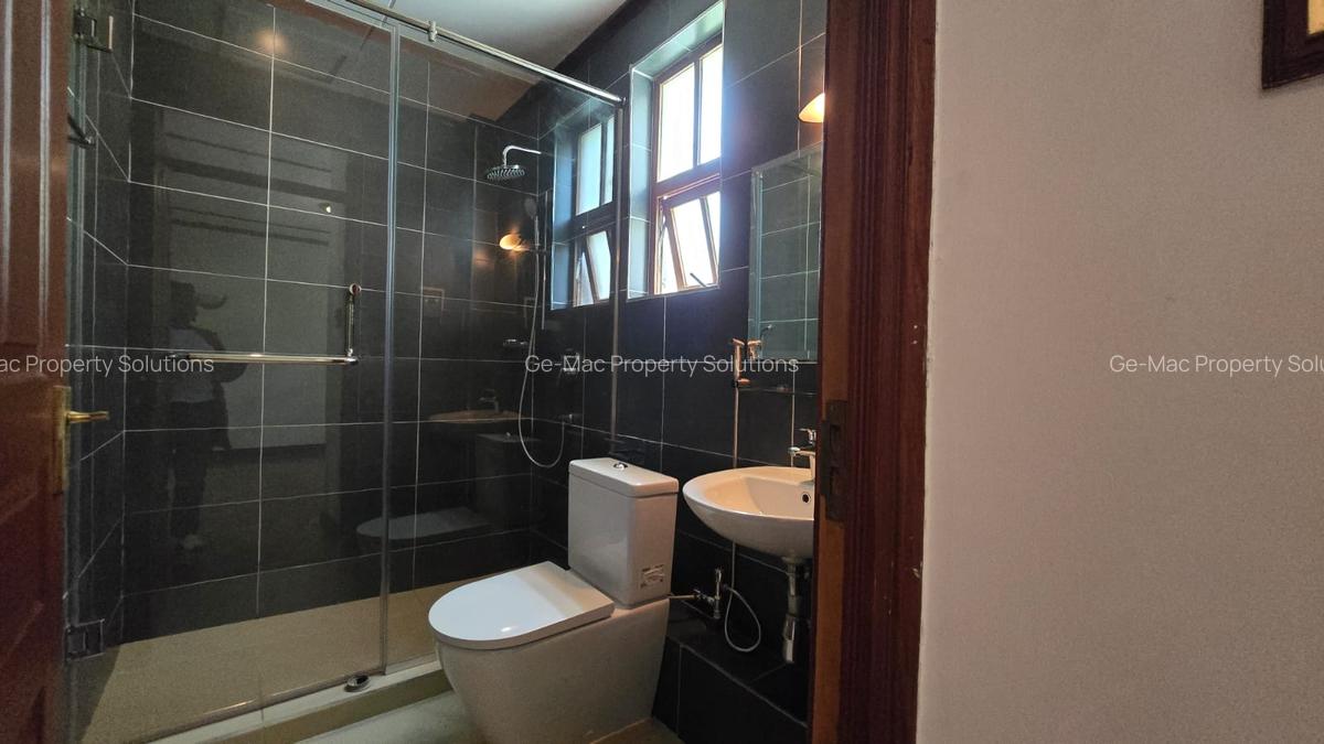 4 Bed House with En Suite in Lavington - 14