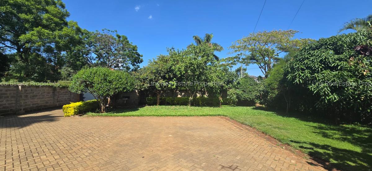 4 Bed House with En Suite in Mountain View - 3