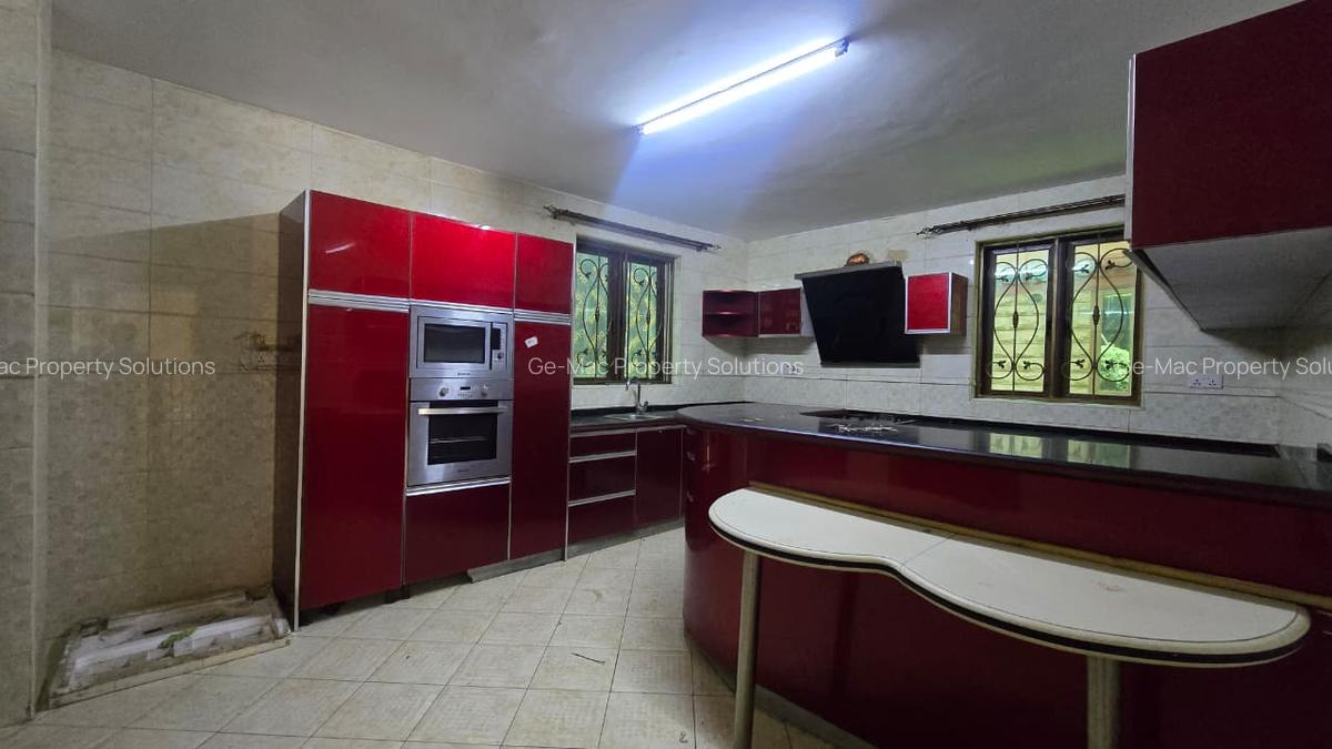 5 Bed House with En Suite in Lavington - 6