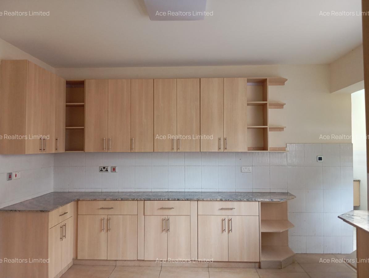 5 Bed Townhouse with En Suite at Lavington - 6