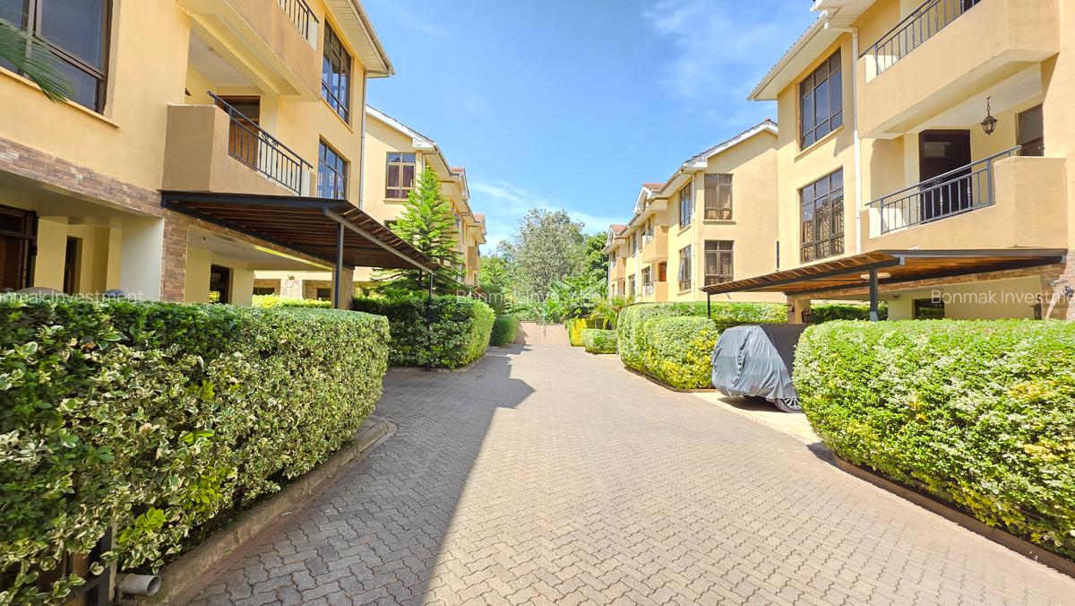5 Bed Townhouse with En Suite at Lavington Green - 3