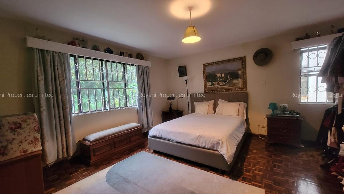 5 Bed House with En Suite in Lavington - 13