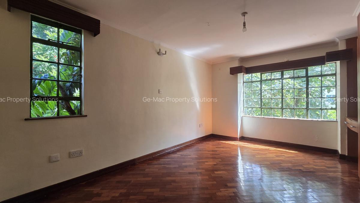 5 Bed House with En Suite in Lavington - 11