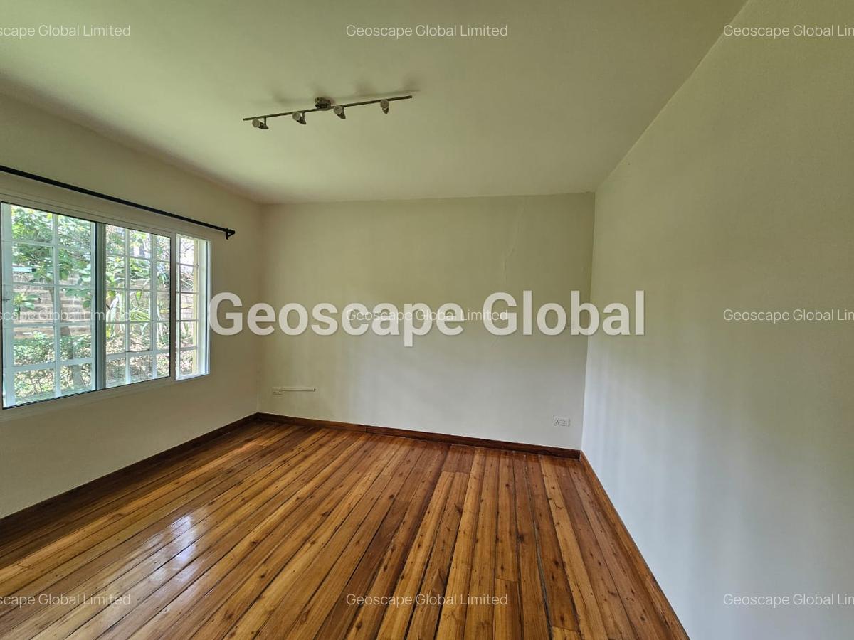 4 Bed House with En Suite in Ridgeways - 3