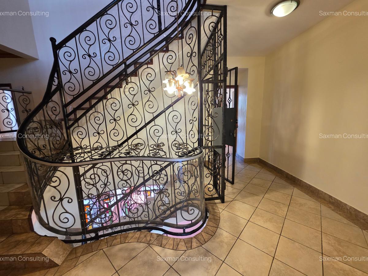 5 Bed Villa with En Suite in Runda - 9