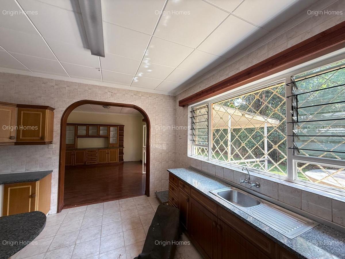 5 Bed House with En Suite in Lavington - 11