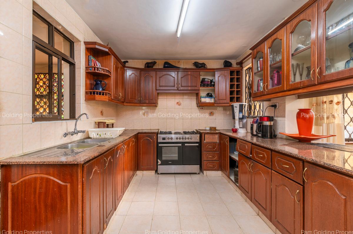 4 Bed Apartment with En Suite at Brookside - 5