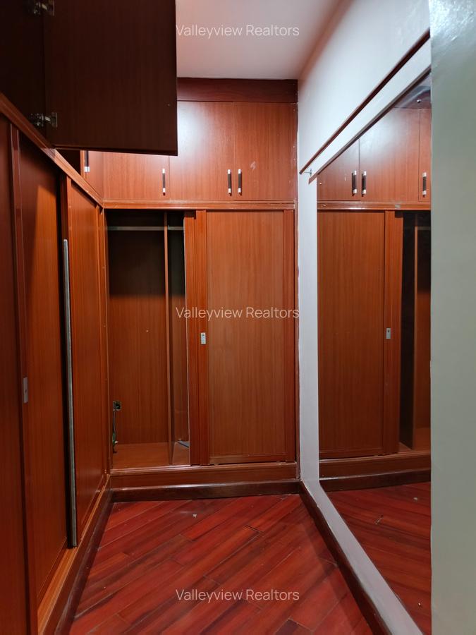 5 Bed Townhouse with En Suite at Lavington - 16