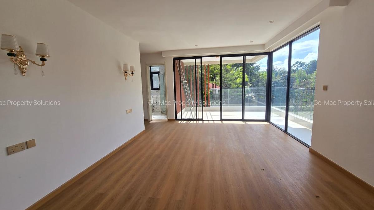 5 Bed House with En Suite in Lavington - 3