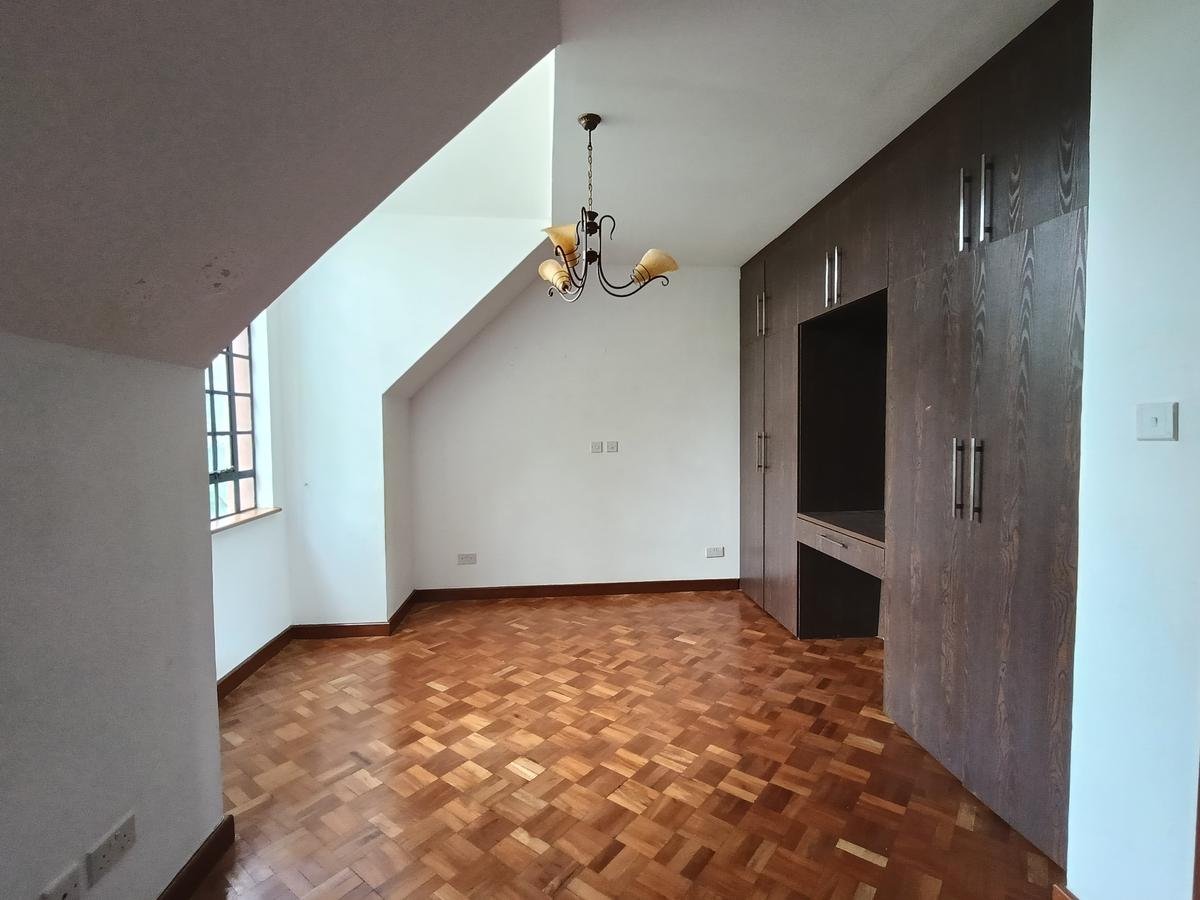 4 Bed Townhouse with En Suite at Lavington - 19