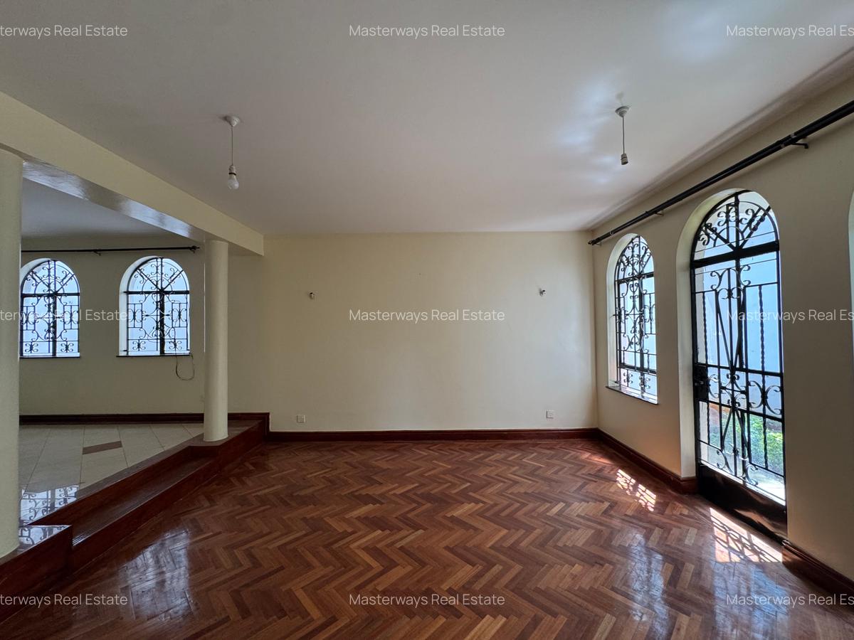 4 Bed Townhouse with En Suite in Riverside - 2