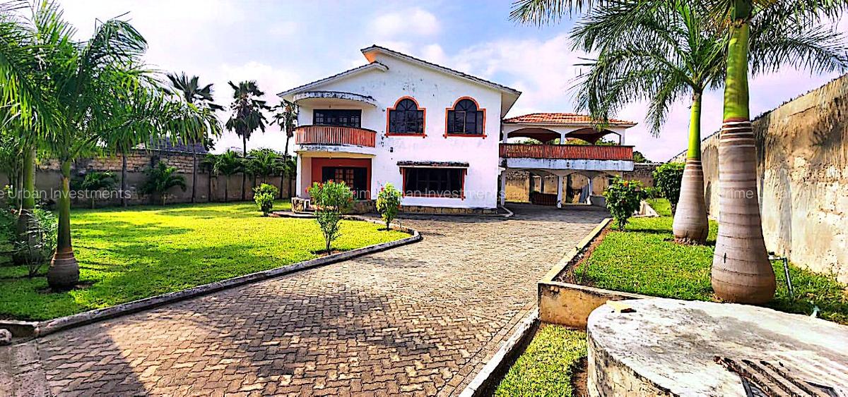 5 Bed House with En Suite at Serena Beach - 1