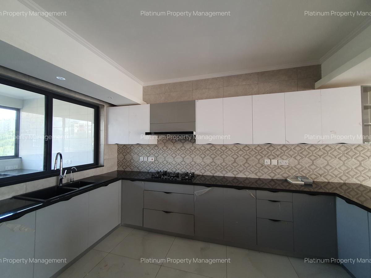 4 Bed Apartment with En Suite in Parklands - 5