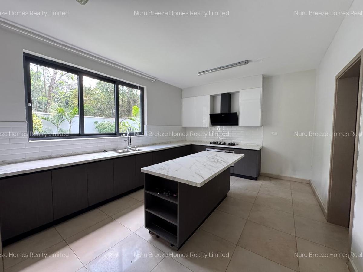 5 Bed Townhouse with En Suite in Lavington - 3
