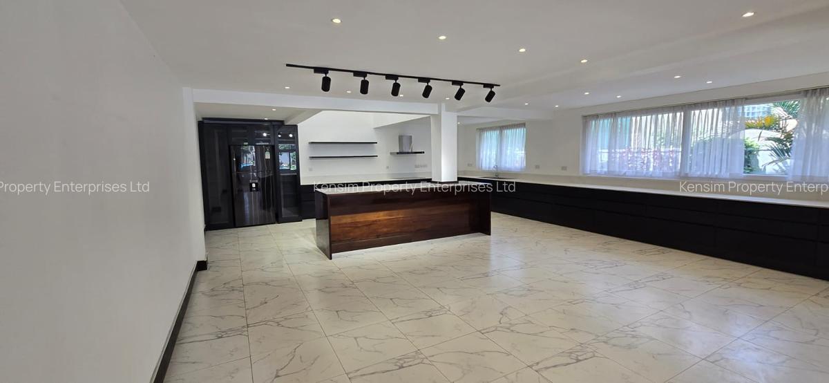 5 Bed House with En Suite in Runda - 12