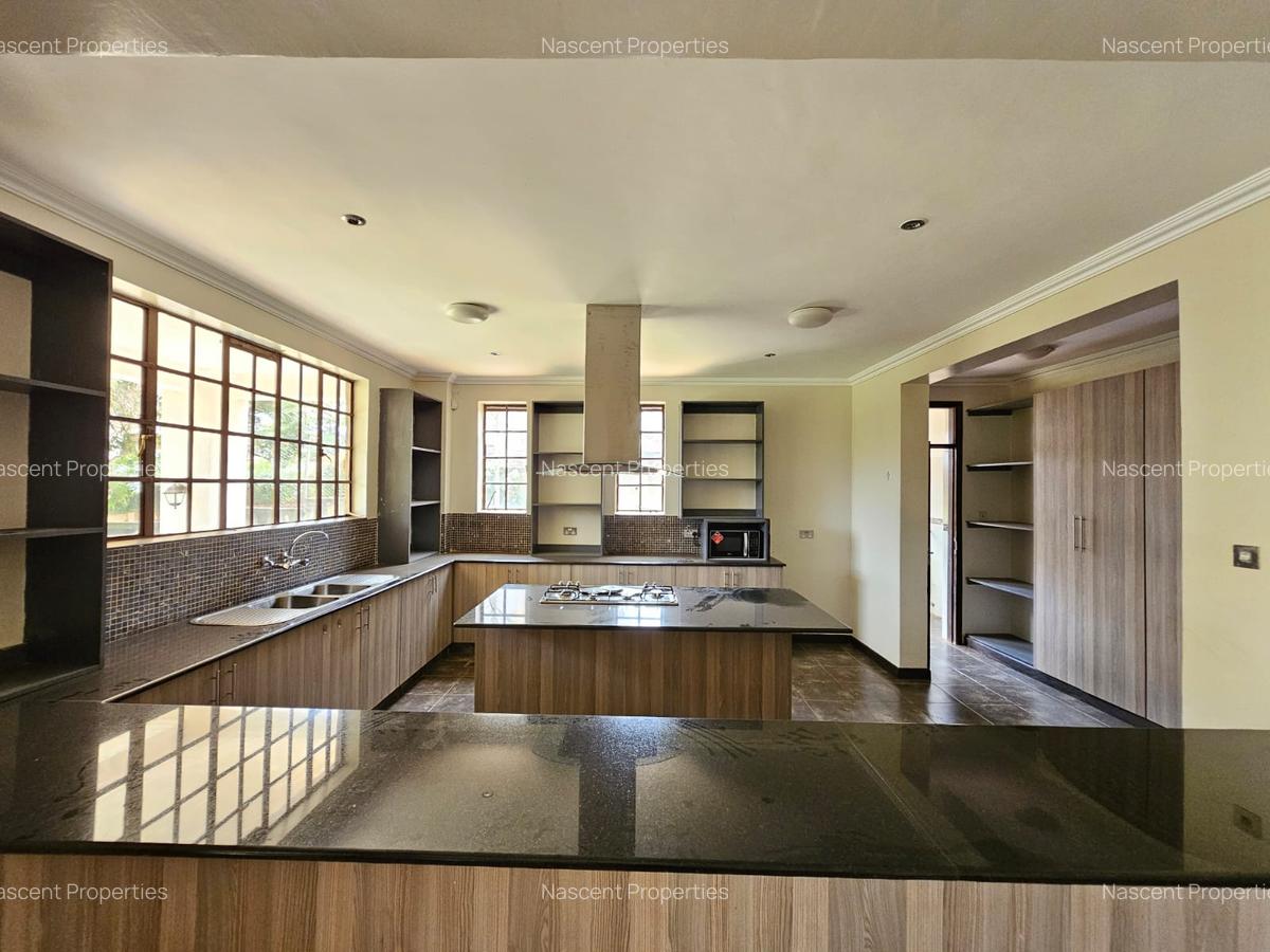 4 Bed House with En Suite in Rosslyn - 5