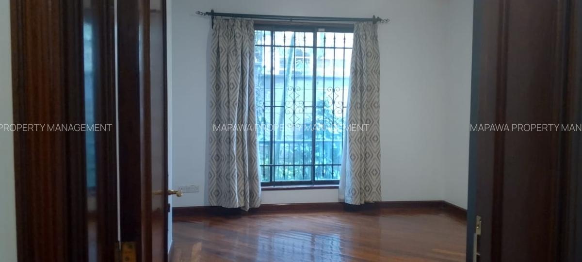 Serviced 3 Bed Apartment with En Suite in Dennis Pritt - 8