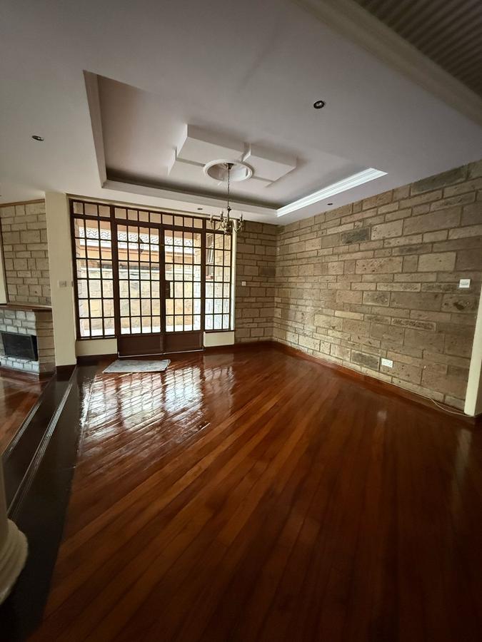 5 Bed Townhouse with En Suite at Lavington - 4