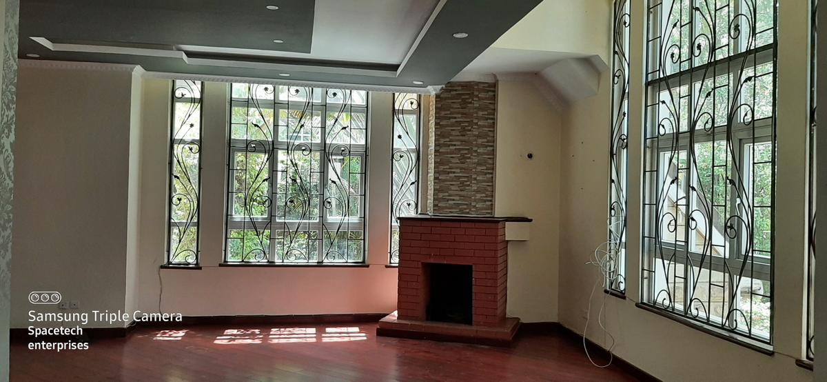 5 Bed Townhouse with En Suite in Lavington - 6