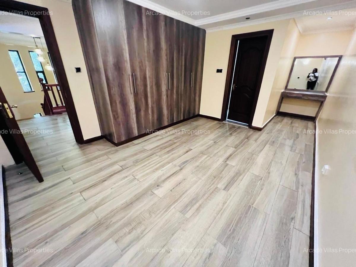 5 Bed Townhouse with En Suite in Lavington - 12