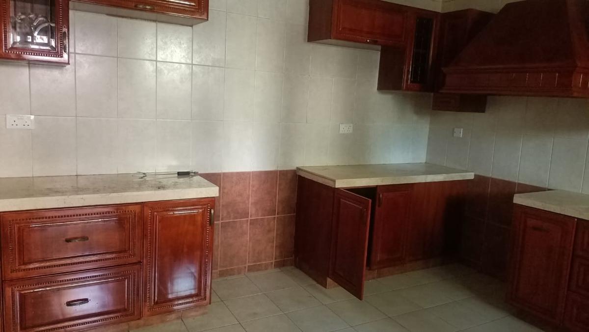 5 Bed Townhouse with En Suite in Lavington - 2