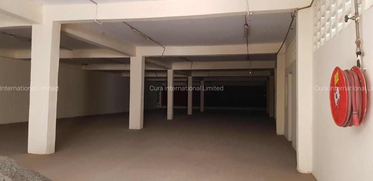 28,000 ft² Warehouse in Industrial Area - 4