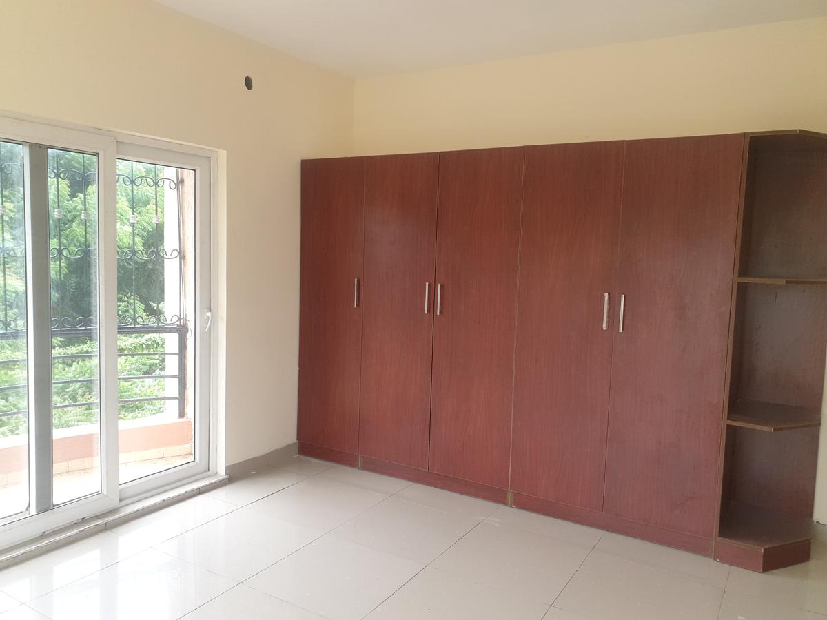 3 Bed Apartment with En Suite at Sea View Road - 5