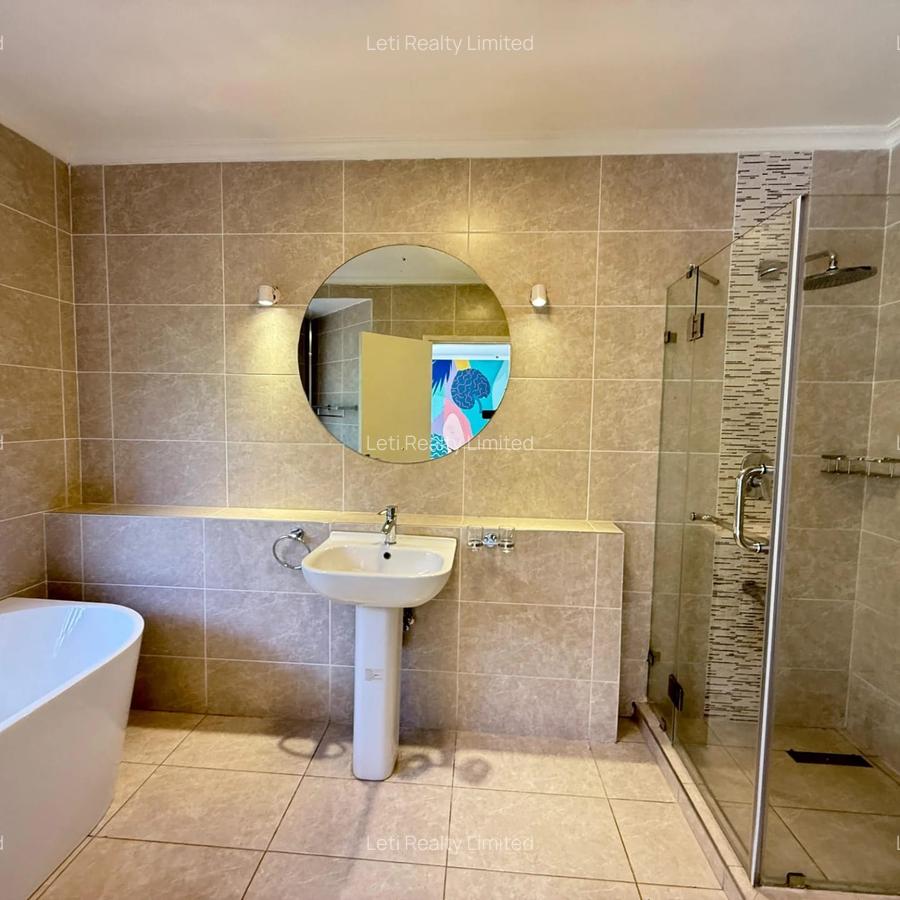 4 Bed House with En Suite in Lavington - 8