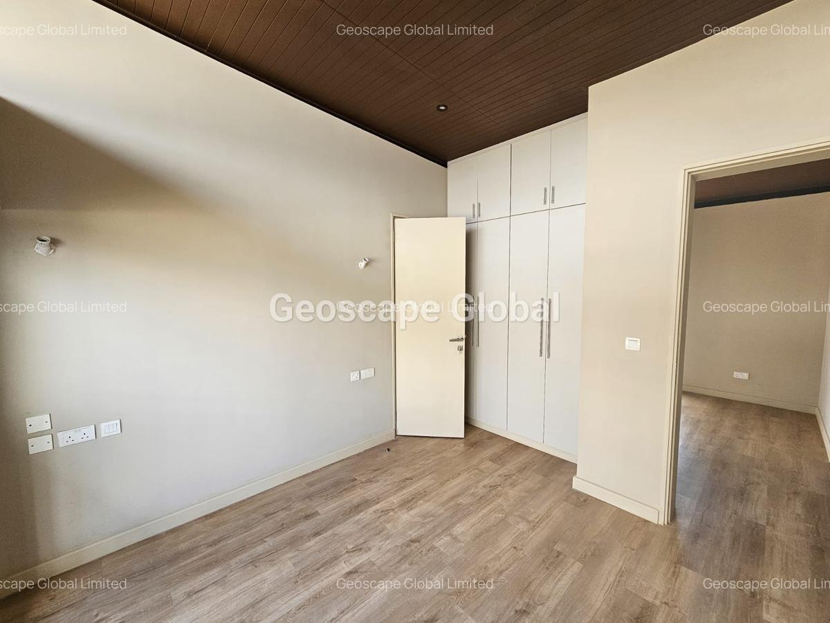 4 Bed House with En Suite in Runda - 14