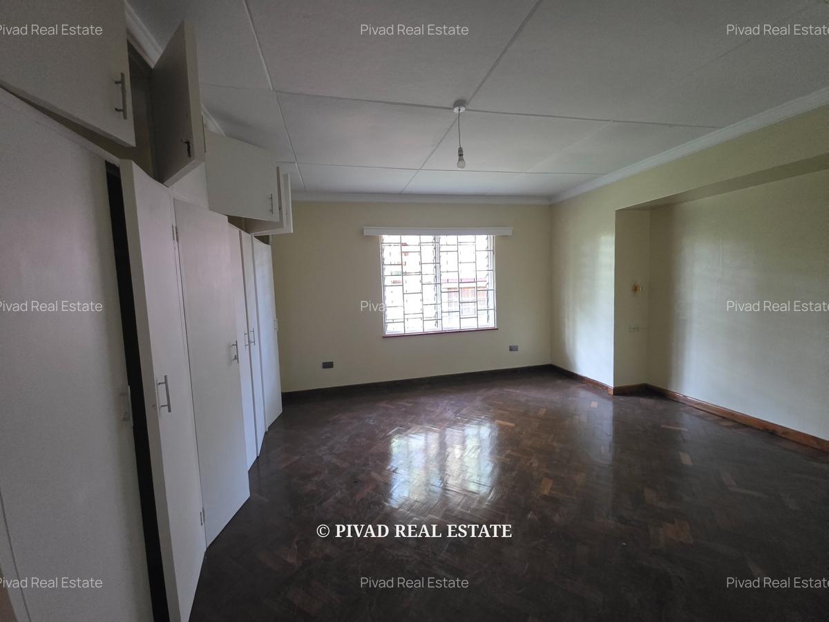 4 Bed House with Garden in Rosslyn - 6