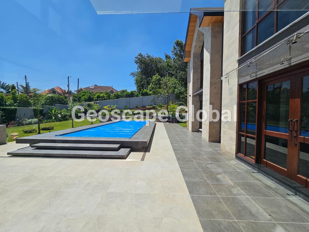 5 Bed House with En Suite in Runda - 12