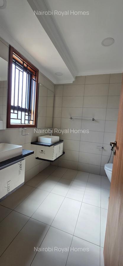 6 Bed House with En Suite at Lavington Green - 6