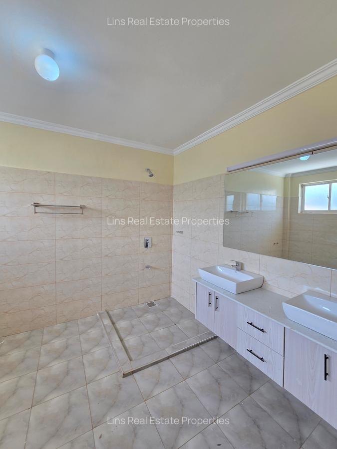 5 Bed Townhouse with En Suite in Kyuna - 12