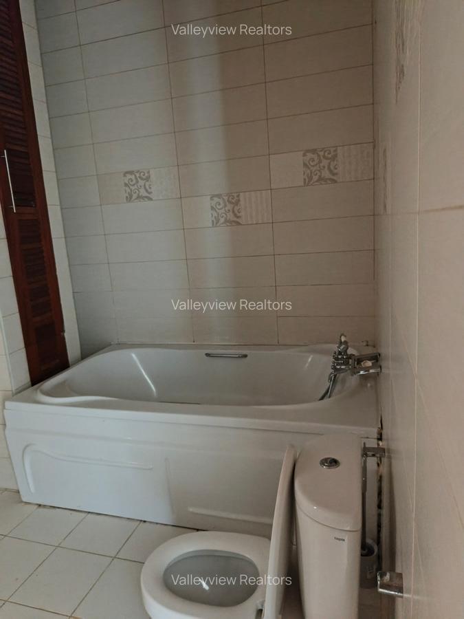 5 Bed Townhouse with En Suite at Lavington - 10