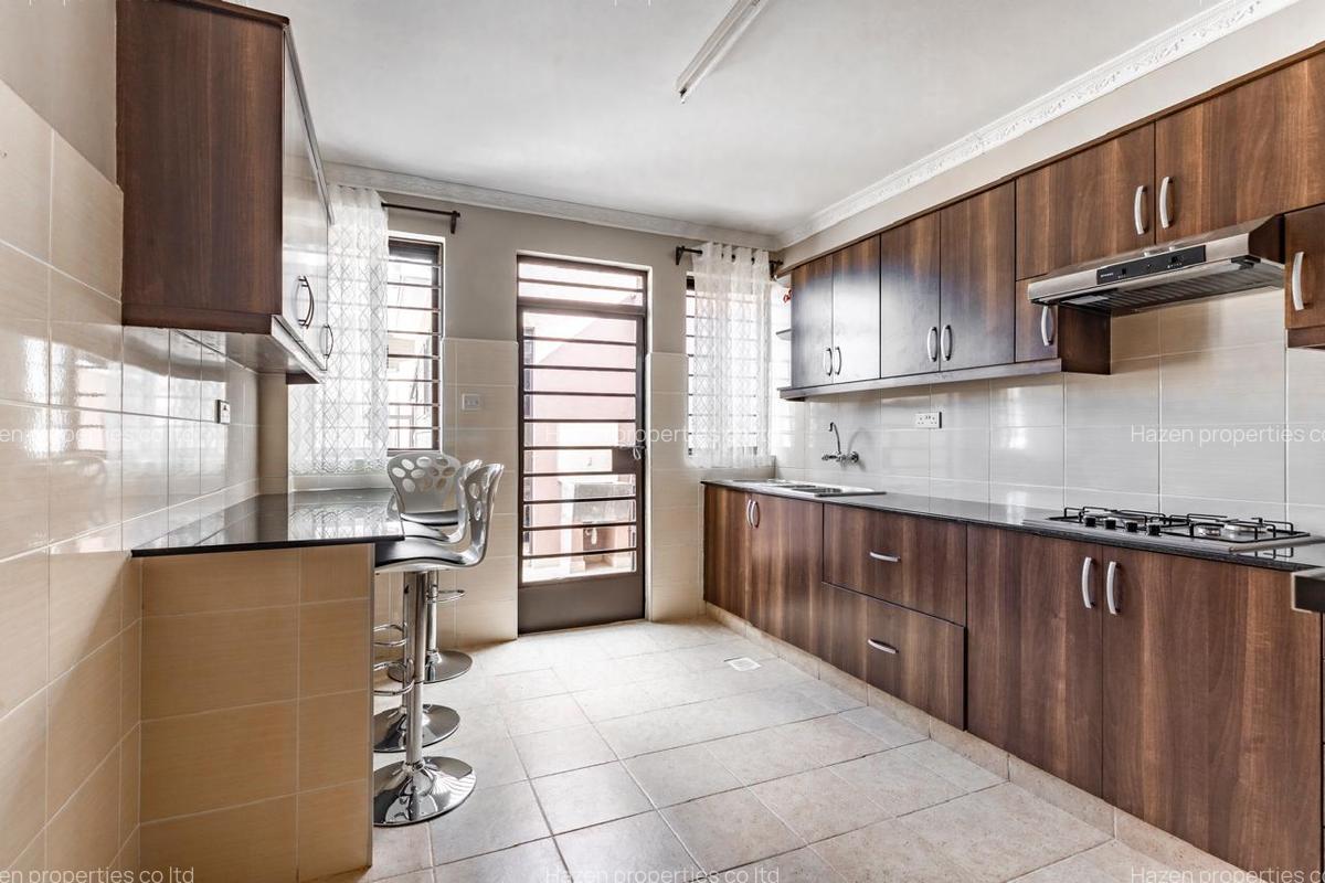 5 Bed Townhouse with En Suite at - 13