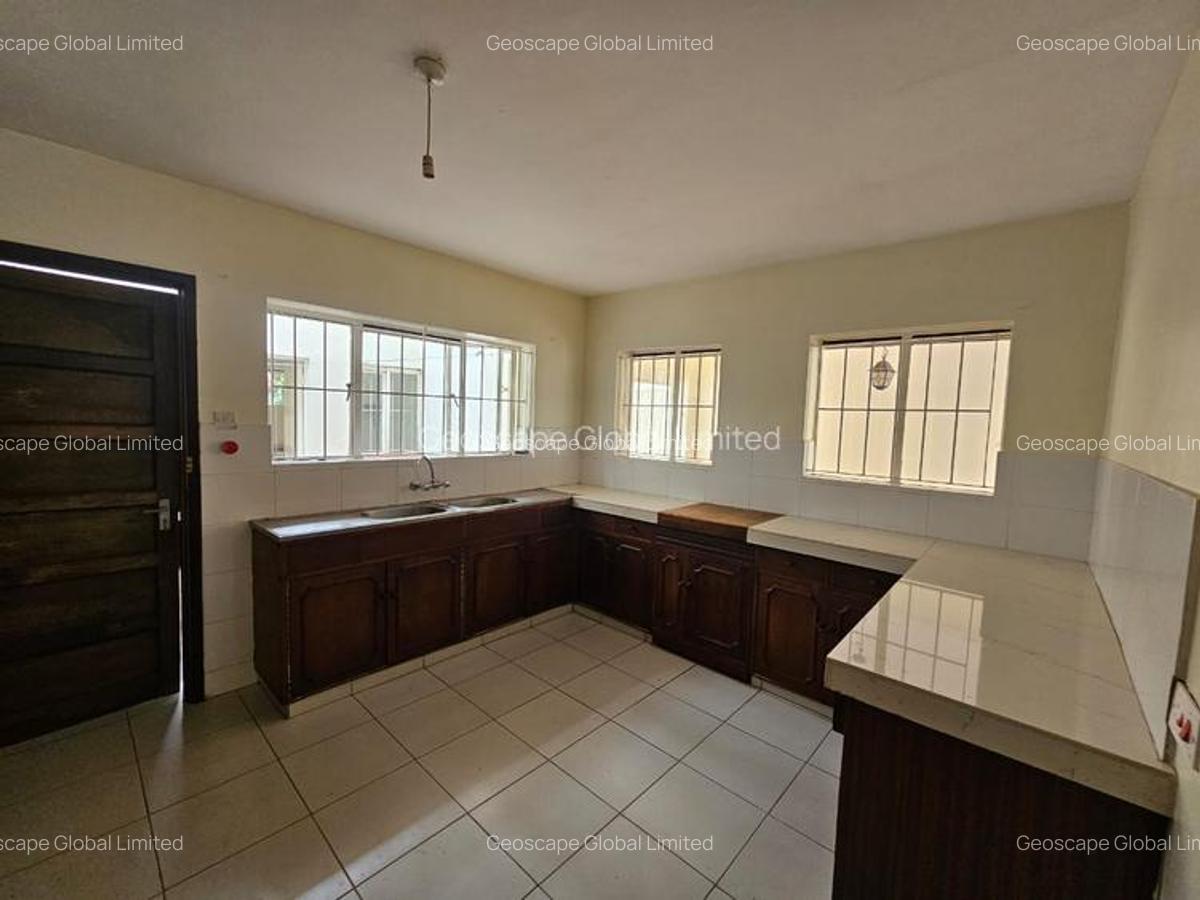 4 Bed Townhouse with En Suite in Spring Valley - 3