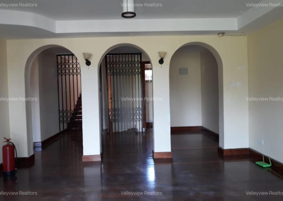 5 Bed Townhouse with En Suite at Lavington - 16