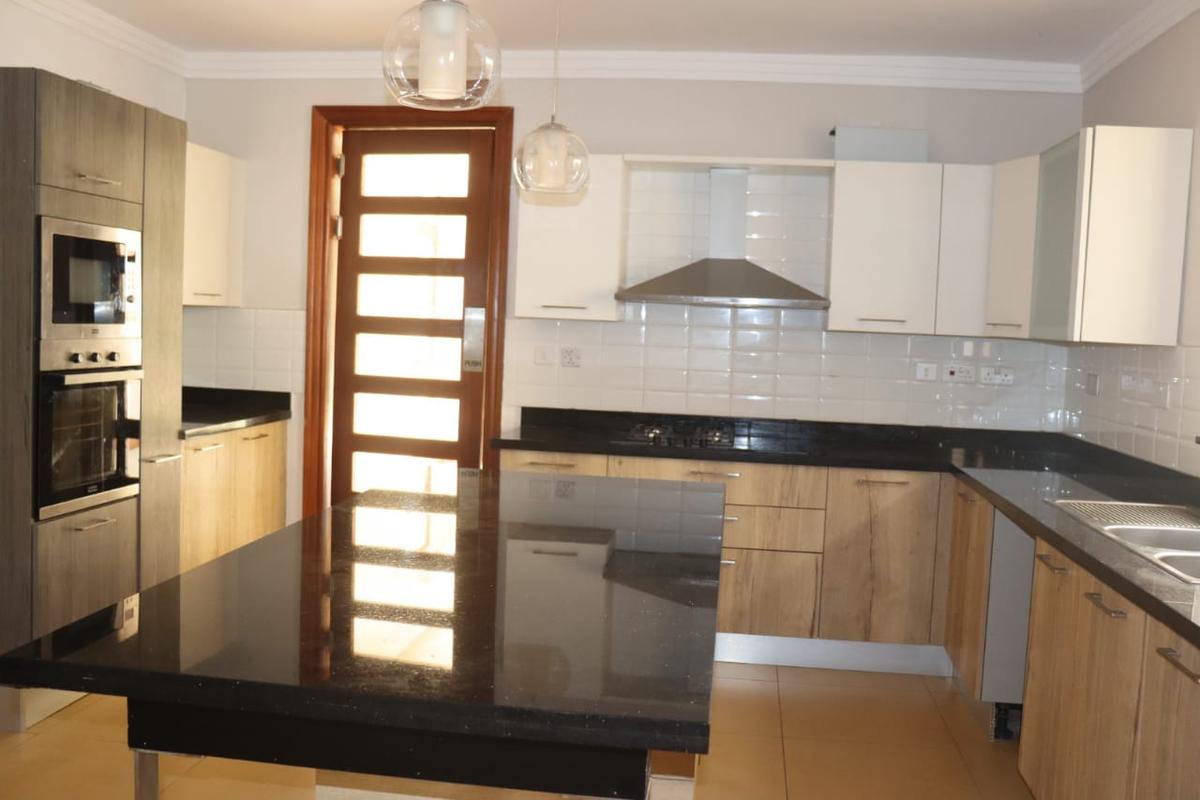 5 Bed Townhouse with En Suite in Karen - 11