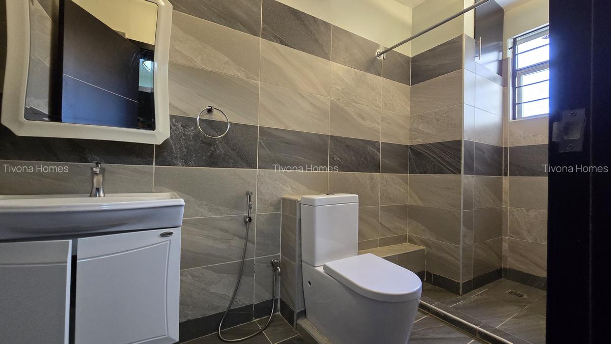 5 Bed House with En Suite in Ridgeways - 16