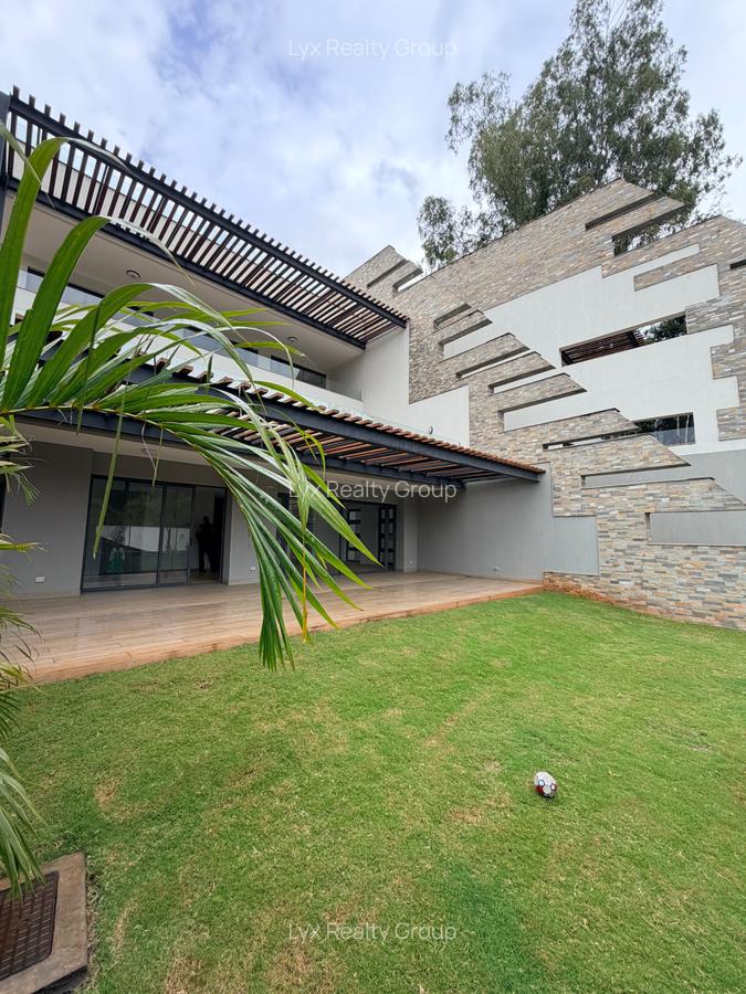 4 Bed Villa with En Suite in Spring Valley - 1