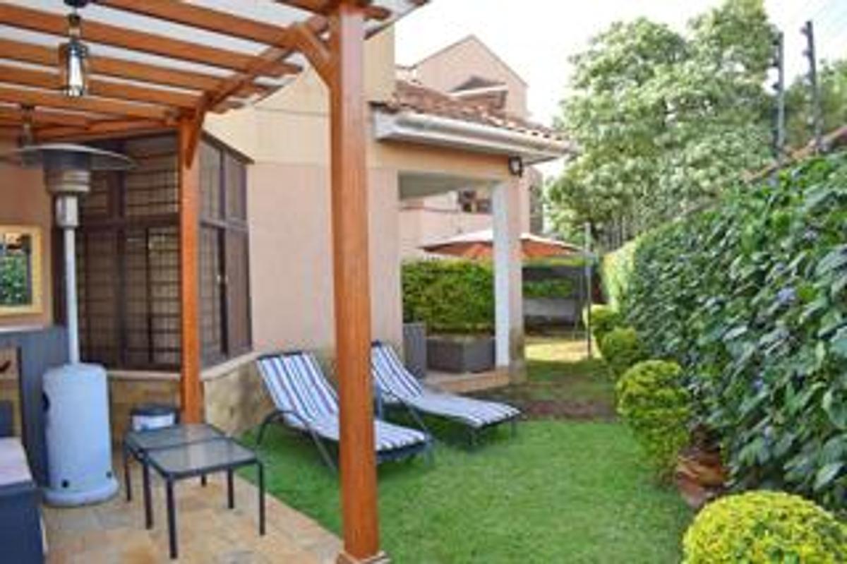 5 Bed Townhouse with En Suite at Lavington Green - 1