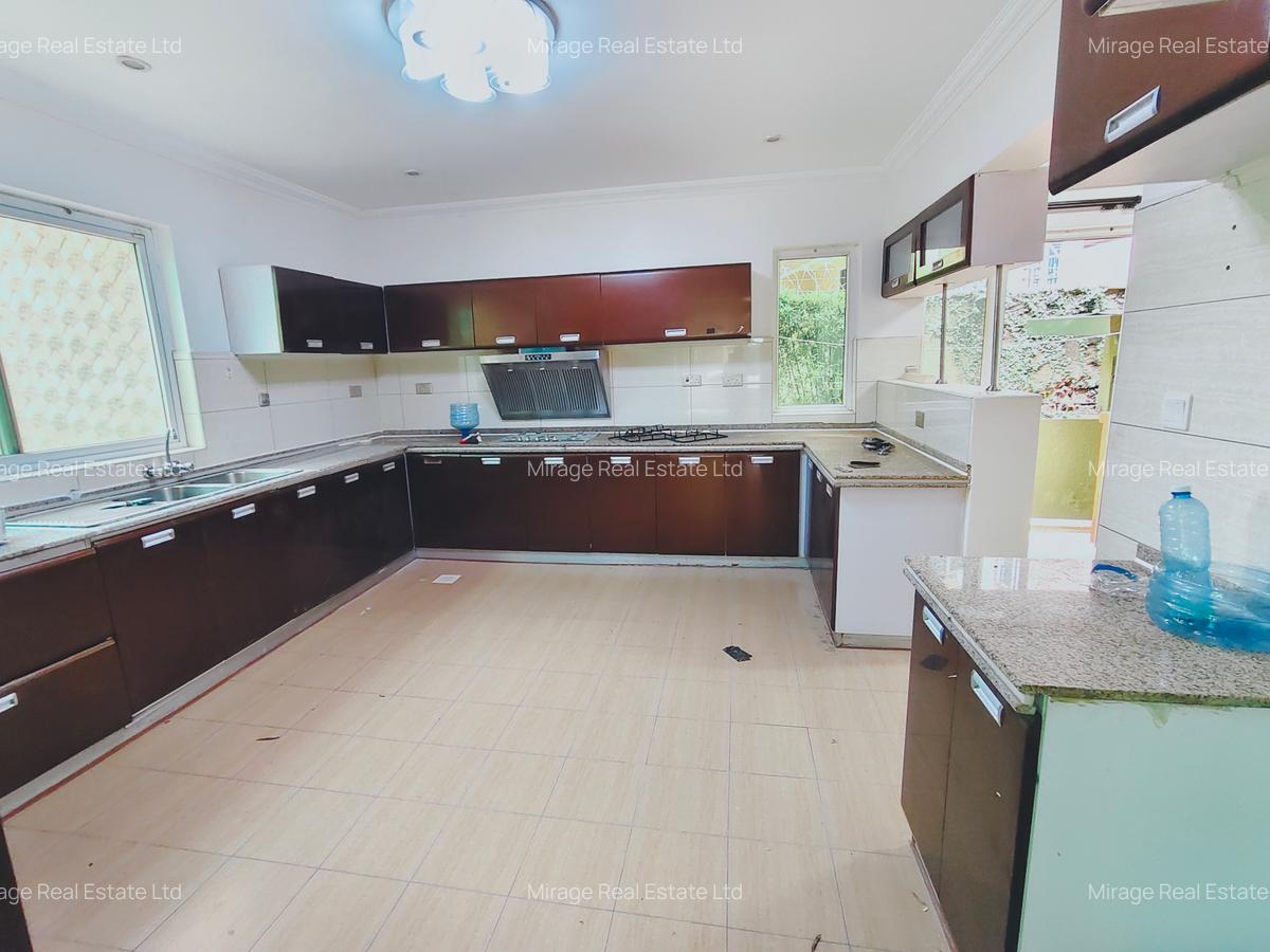 4 Bed Villa with En Suite in Riverside - 5