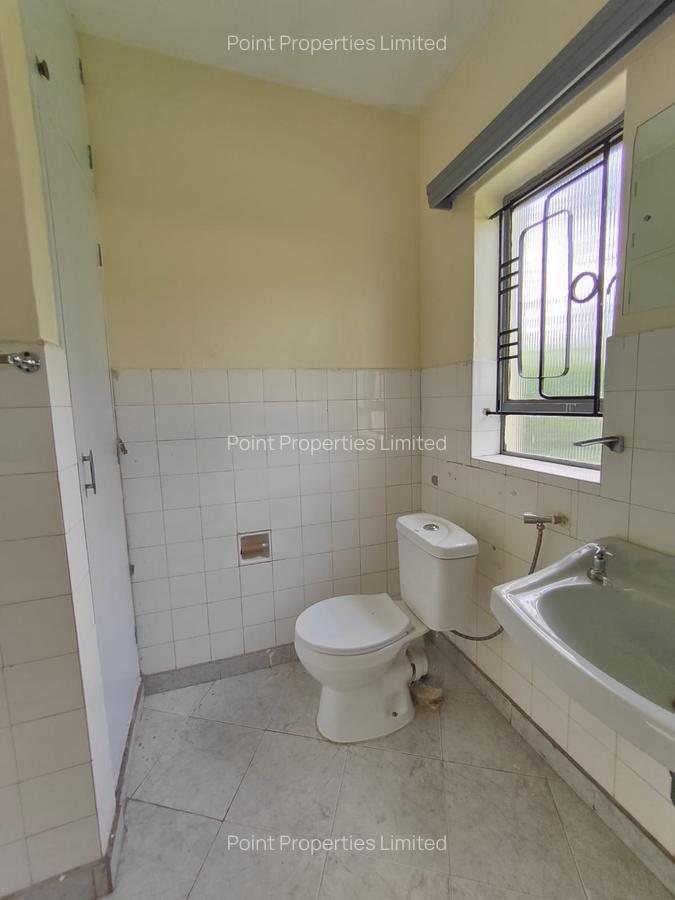 4 Bed House with En Suite in State House - 15