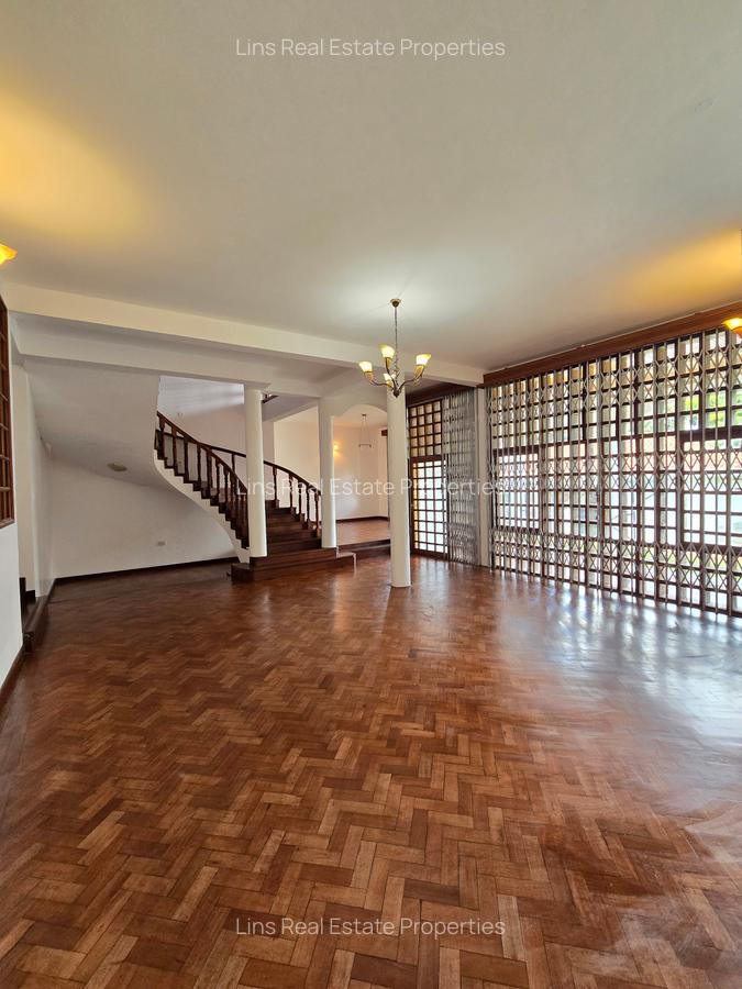 5 Bed House with En Suite in Runda - 14
