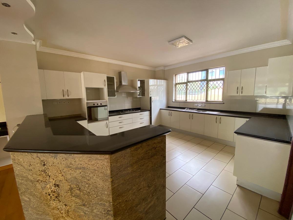 3 Bed Apartment with En Suite in Parklands - 7