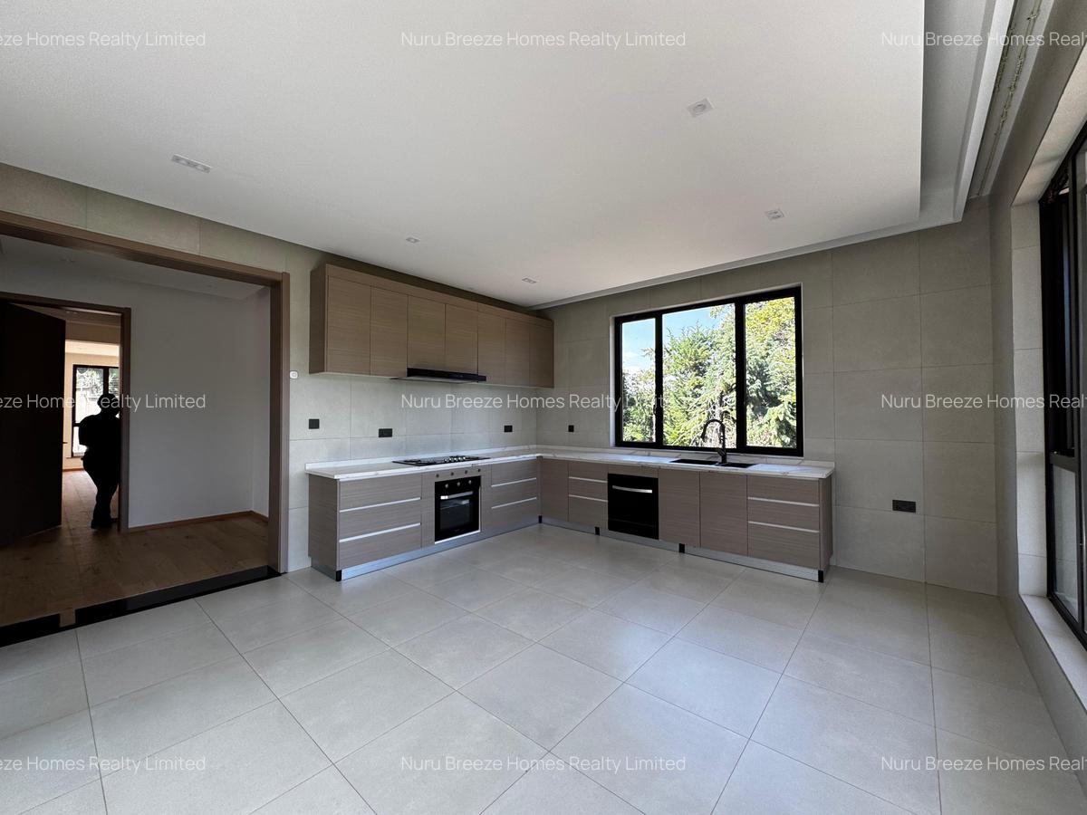 6 Bed House with En Suite in Nyari - 11