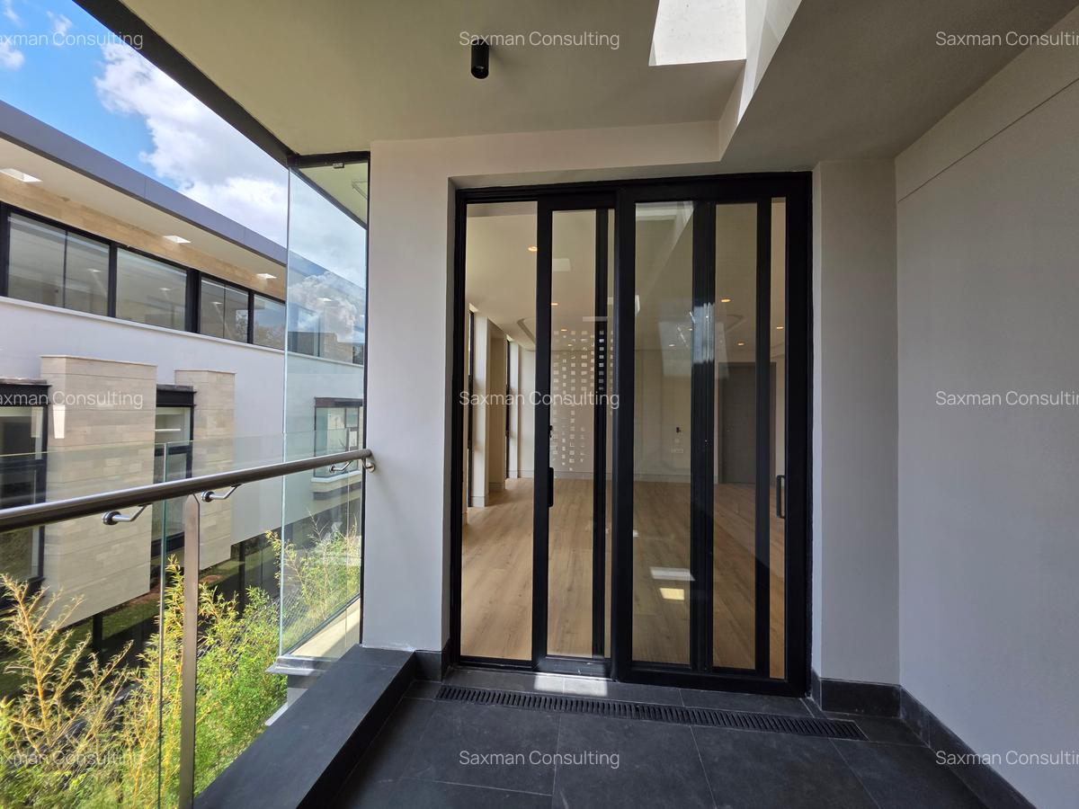 5 Bed House with En Suite in Brookside - 20