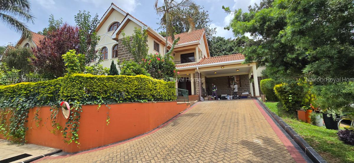 4 Bed Townhouse with En Suite at La - 2