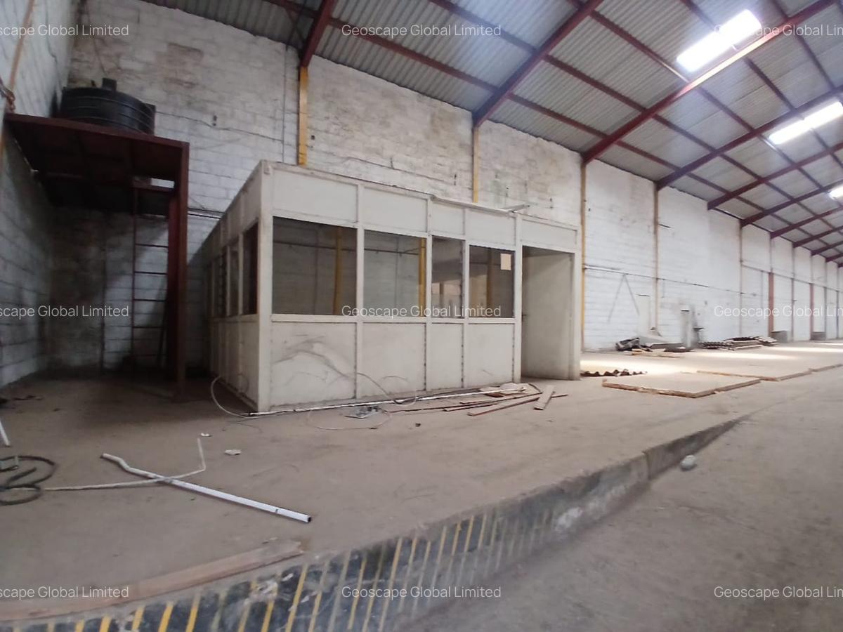 14,000 ft² Warehouse with Parking in Industrial Area - 3