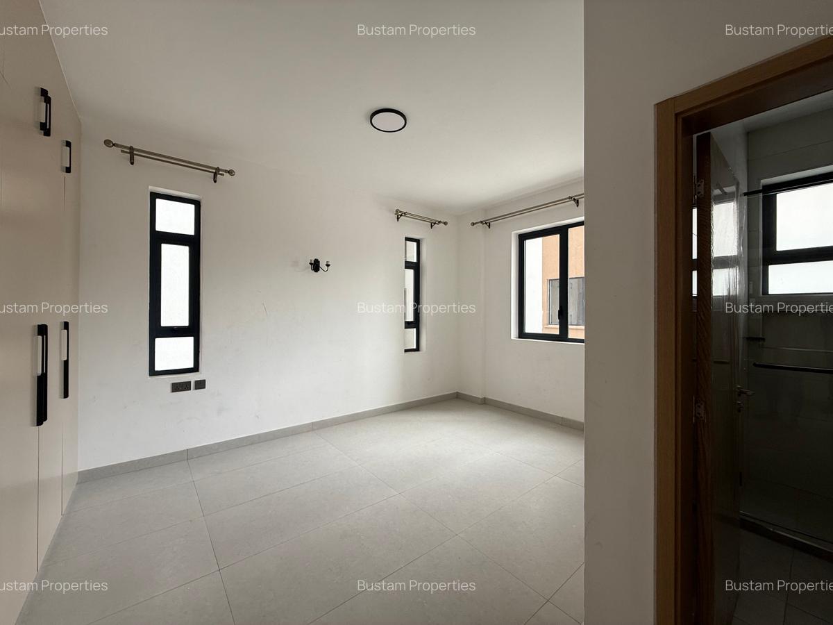 3 Bed Apartment with En Suite in Brookside - 10